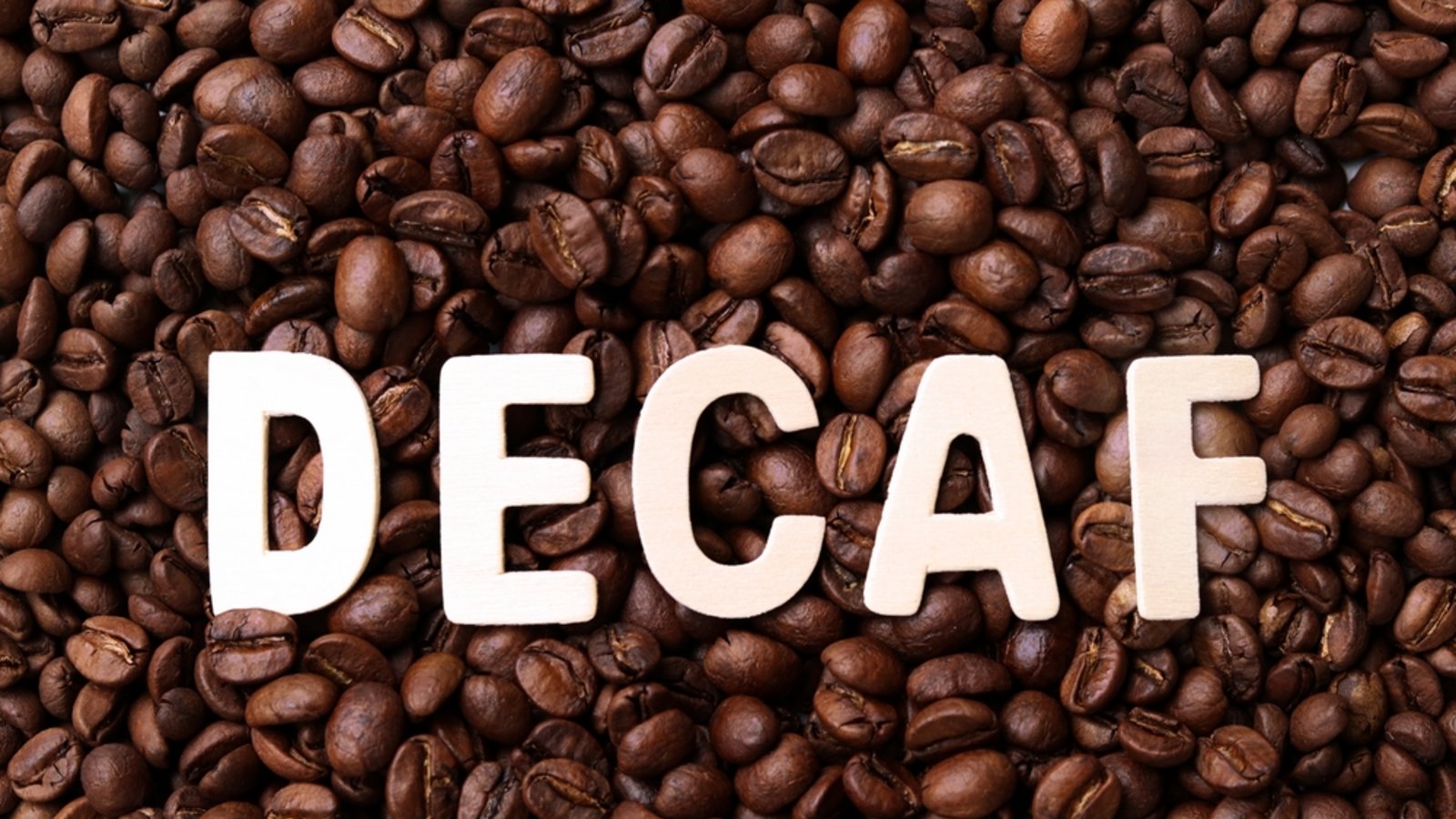 Es gibt verschiedene Verfahren, um das Koffein aus den Bohnen zu entfernen.Foto: Charlie Waradee / shutterstock.com