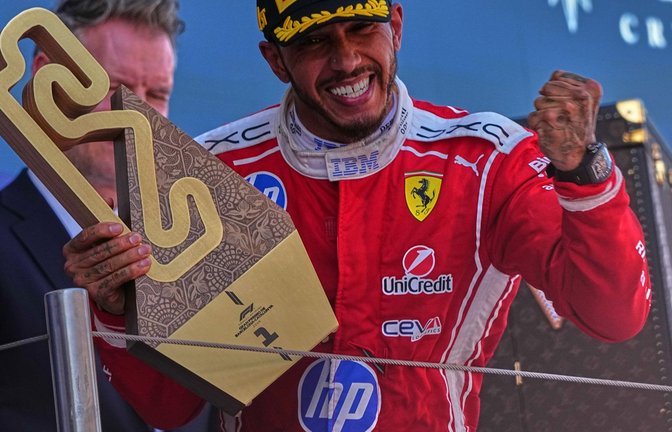 Die Erlösung: Lewis Hamilton gewann in Barcelona erstmals für die Italiener. (Archivbild)<span class='image-autor'>Foto: Fatima Shbair/AP/dpa</span>