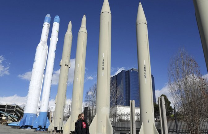 Vor Beginn der Feindseligkeiten mit Israel: Frau ohne Kopftuch vor Raketenausstellung im Iran (Archiv).<span class='image-autor'>Foto: Vahid Salemi/AP/dpa</span>