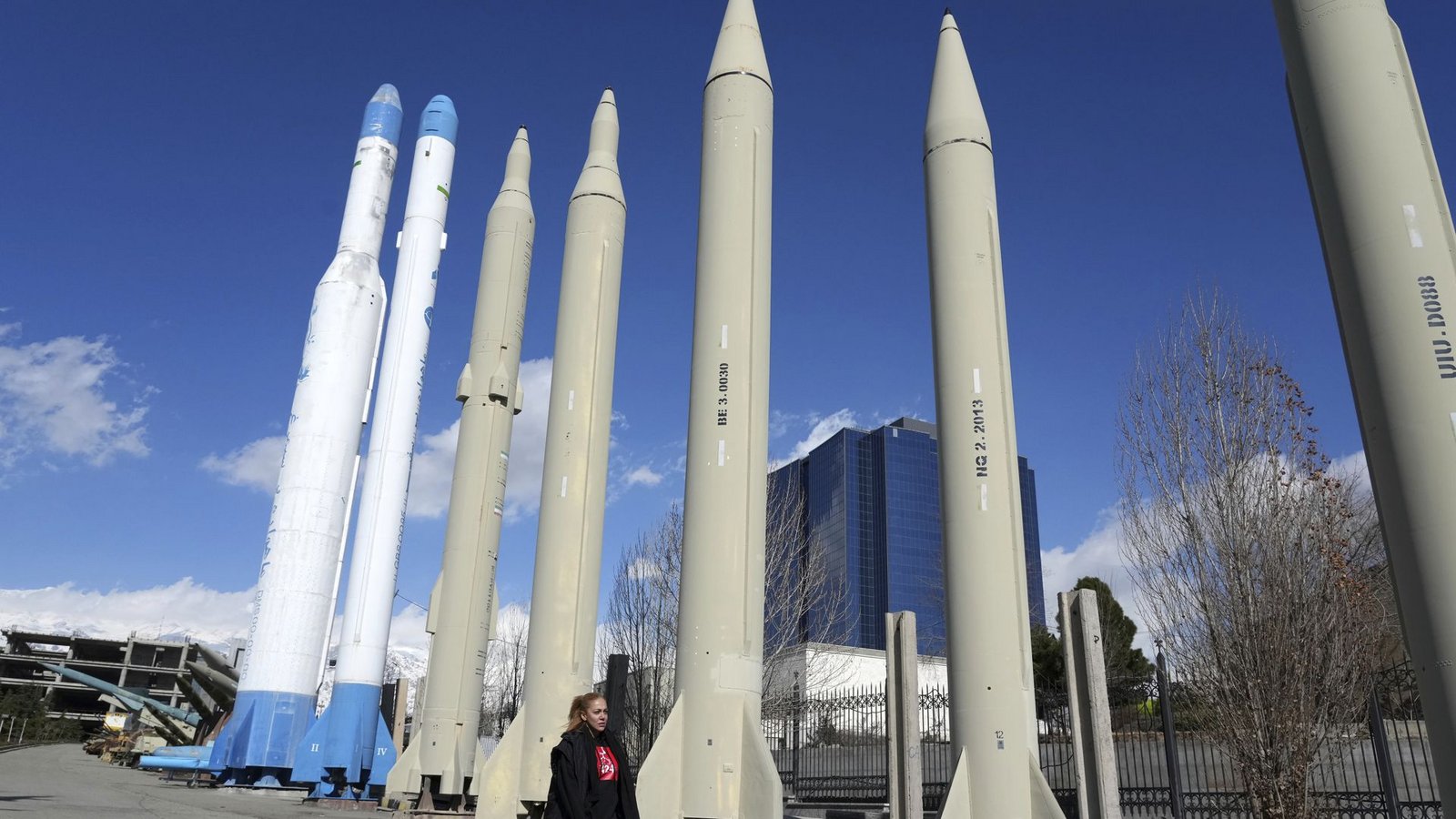 Vor Beginn der Feindseligkeiten mit Israel: Frau ohne Kopftuch vor Raketenausstellung im Iran (Archiv).Foto: Vahid Salemi/AP/dpa Vor Beginn der Feindseligkeiten mit Israel: Frau ohne Kopftuch vor Raketenausstellung im Iran (Archiv).Foto: Vahid Salemi/AP/dpa