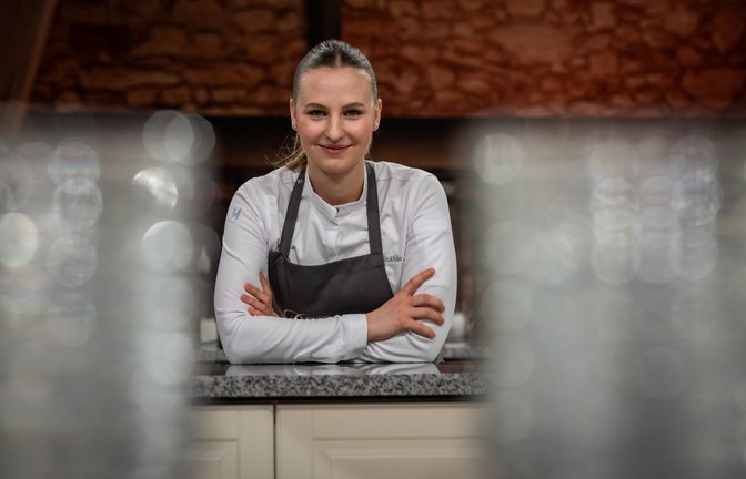 Lina (25), aus Frankfurt, setzt auf ausgewogene, kreative Geschmackskombinationen und verwendet bevorzugt regionale sowie saisonale Zutaten.<span class='image-autor'>Foto: Joyn / Claudius Pflug</span>