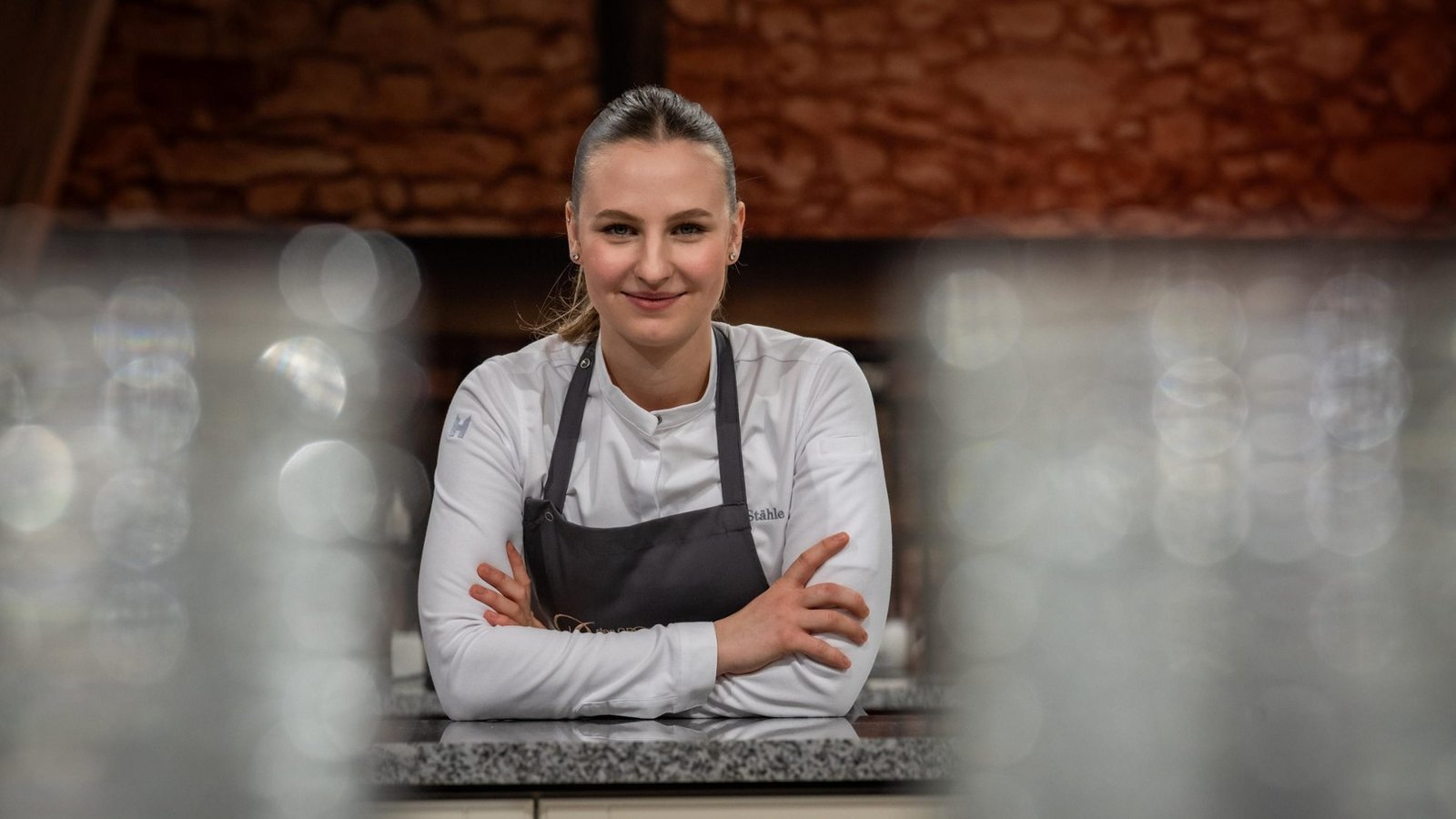 Lina (25), aus Frankfurt, setzt auf ausgewogene, kreative Geschmackskombinationen und verwendet bevorzugt regionale sowie saisonale Zutaten.Foto: Joyn / Claudius Pflug Lina (25), aus Frankfurt, setzt auf ausgewogene, kreative Geschmackskombinationen und verwendet bevorzugt regionale sowie saisonale Zutaten.Foto: Joyn / Claudius Pflug