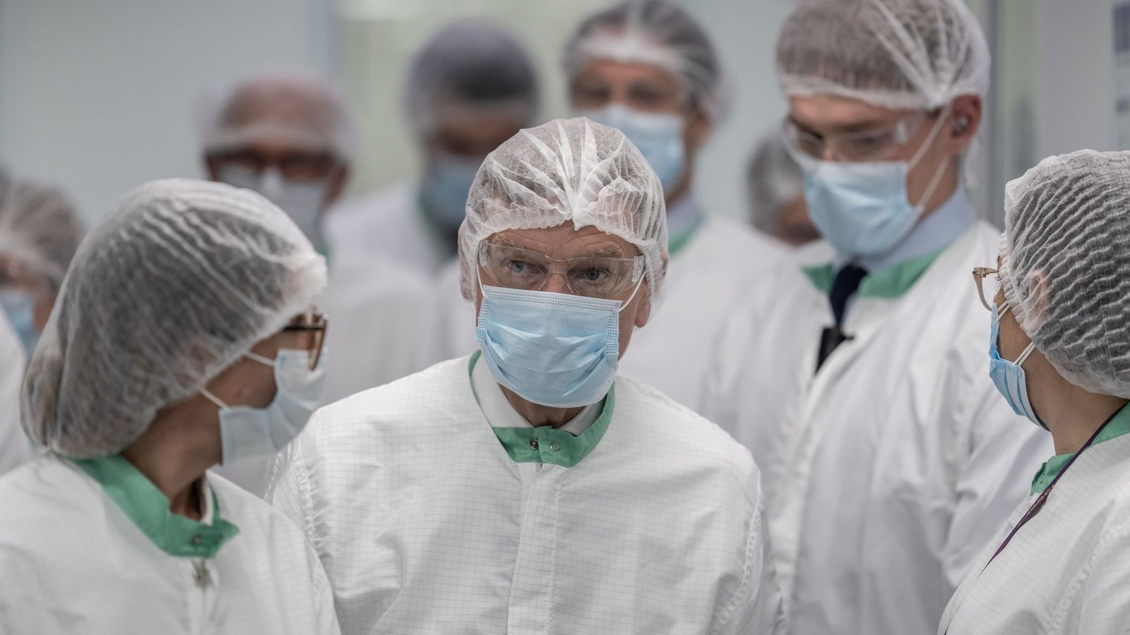 Außenminister Johann Wadephul besucht das Werk des deutschen Pharmaherstellers Merck Naucalpan in Mexiko und lässt sich, bekleidet mit Schutzausrüstung die Produktion erklären.Foto: Michael Kappeler/dpa Außenminister Johann Wadephul besucht das Werk des deutschen Pharmaherstellers Merck Naucalpan in Mexiko und lässt sich, bekleidet mit Schutzausrüstung die Produktion erklären.Foto: Michael Kappeler/dpa
