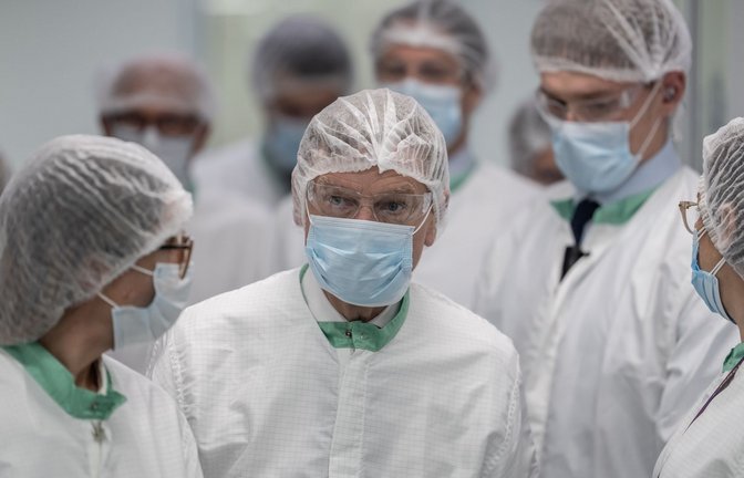 Außenminister Johann Wadephul besucht das Werk des deutschen Pharmaherstellers Merck Naucalpan in Mexiko und lässt sich, bekleidet mit Schutzausrüstung die Produktion erklären.<span class='image-autor'>Foto: Michael Kappeler/dpa</span>