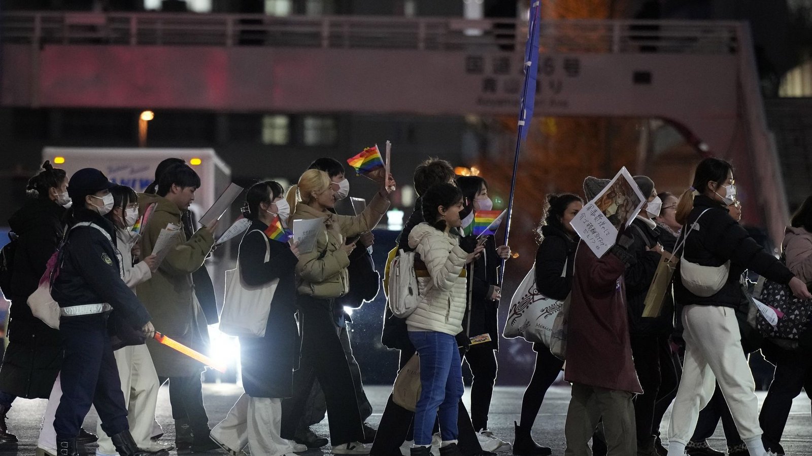In Tokio (Japan) läuft ein Demonstrationszug bei der Shibuya-Fußgängerampel über die Straße.Foto: dpa/Eugene Hoshiko In Tokio (Japan) läuft ein Demonstrationszug bei der Shibuya-Fußgängerampel über die Straße.Foto: dpa/Eugene Hoshiko