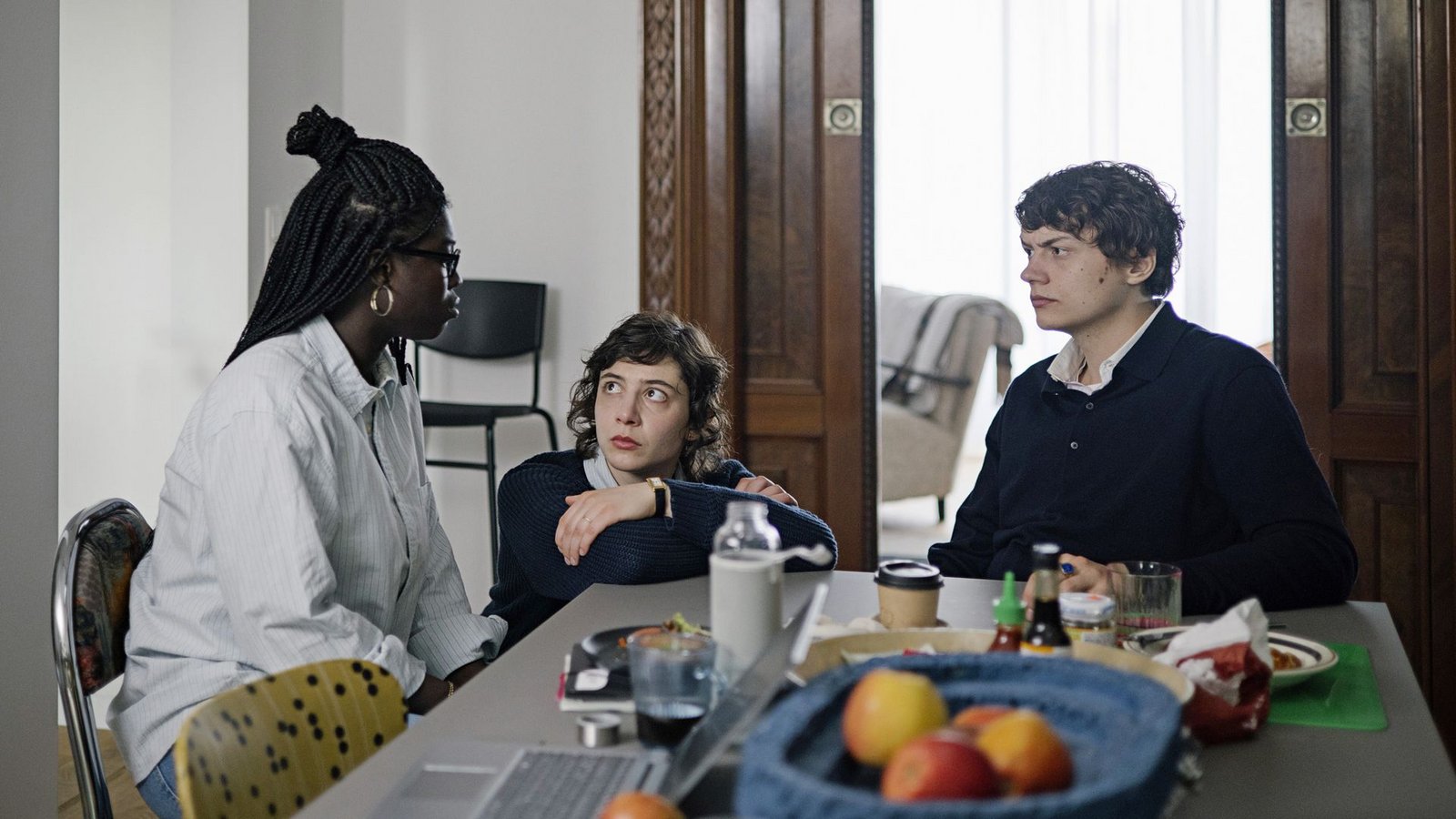 In der WG des Opfers wird gerätselt.Foto: Radio Bremen/Magdalena Stengel
