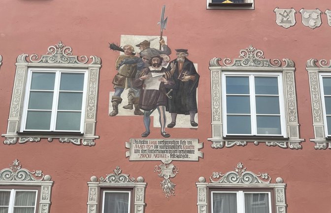 Außenfassade der Kramerzunft in Memmingen: Die Malerei zeigt zwei bewaffnete Bauern, den Prediger Christoph Schappeler und den  Feldschreiber des Baltringer Haufens, Sebastian Lotzer.<span class='image-autor'>Foto: Frank Schwaibold</span>
