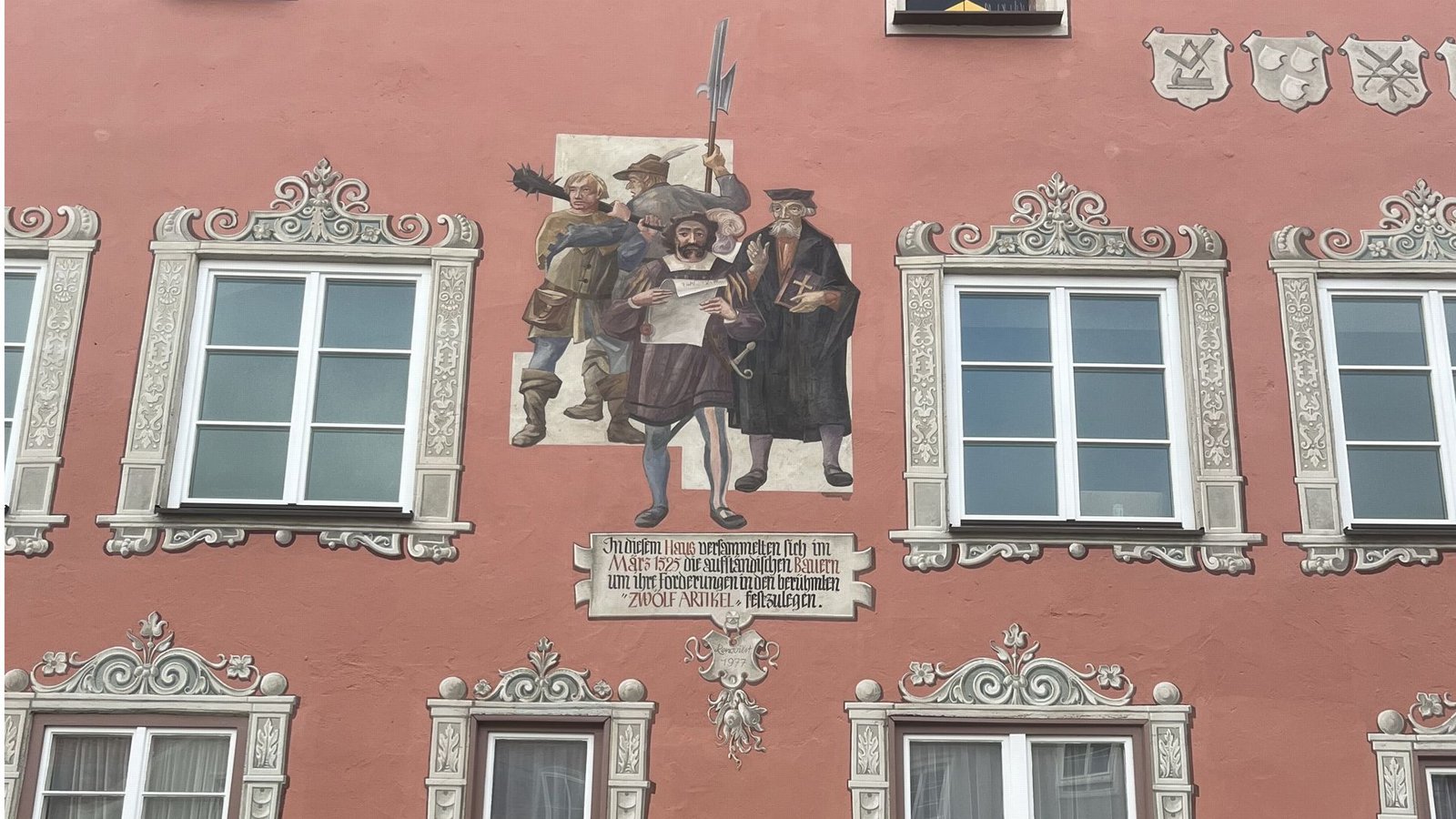 Außenfassade der Kramerzunft in Memmingen: Die Malerei zeigt zwei bewaffnete Bauern, den Prediger Christoph Schappeler und den Feldschreiber des Baltringer Haufens, Sebastian Lotzer.Foto: Frank Schwaibold Außenfassade der Kramerzunft in Memmingen: Die Malerei zeigt zwei bewaffnete Bauern, den Prediger Christoph Schappeler und den Feldschreiber des Baltringer Haufens, Sebastian Lotzer.Foto: Frank Schwaibold