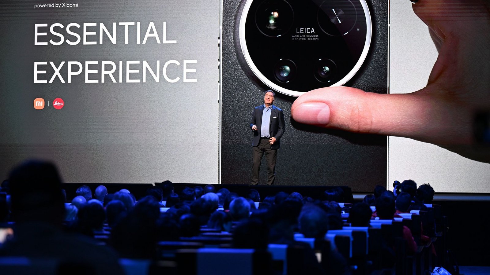 Leica-Chef Matthias Harsch bewirbt das neue Smartphone seiner Firma auf der Bühne.Foto: Wolf von Dewitz/dpa