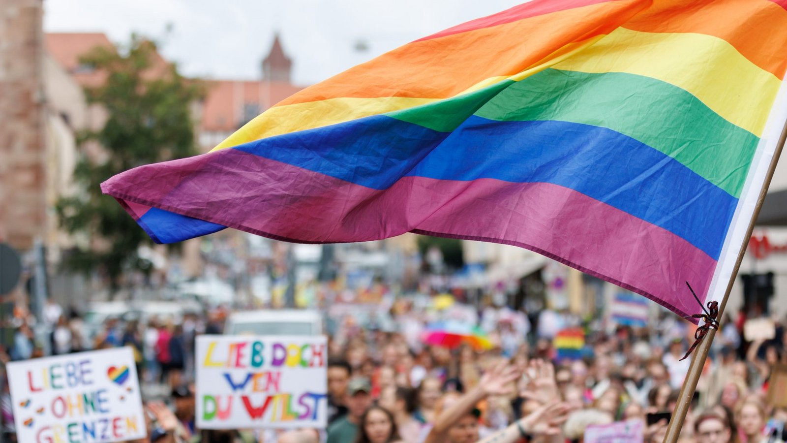 Zahlreiche Menschen bei einer CSD-Demonstration im Rahmen der Nürnberger Prideweek 2023.Foto: picture alliance/dpa | Daniel Karmann