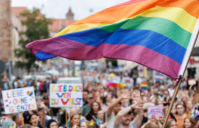 Zahlreiche Menschen bei einer CSD-Demonstration im Rahmen der Nürnberger Prideweek 2023.<span class='image-autor'>Foto: picture alliance/dpa | Daniel Karmann</span>