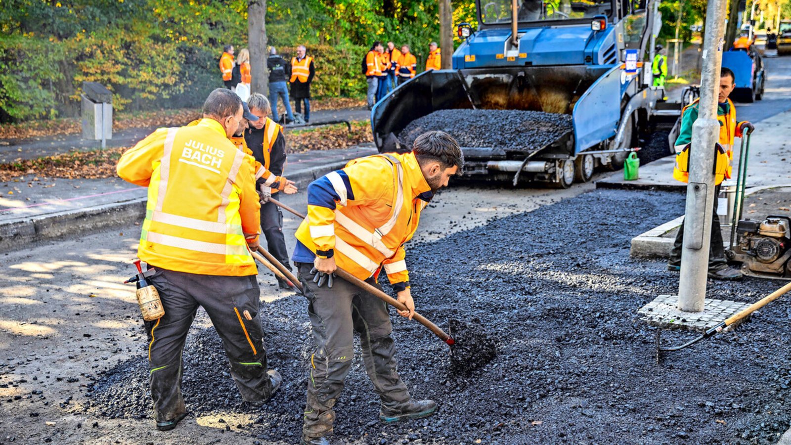 Zum ersten Mal wird der Bioasphalt auf einer ganzen Straße verlegt.Foto: Lichtgut /Julian Rettig Zum ersten Mal wird der Bioasphalt auf einer ganzen Straße verlegt.Foto: Lichtgut /Julian Rettig