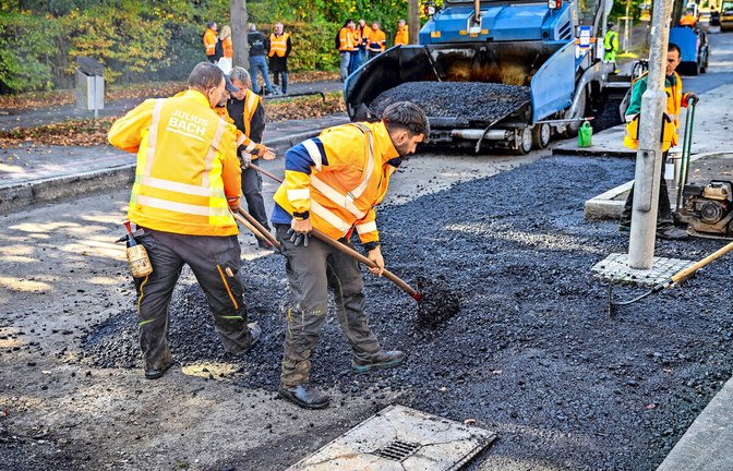 Zum ersten Mal wird der Bioasphalt auf einer ganzen Straße verlegt.<span class='image-autor'>Foto: Lichtgut /Julian Rettig</span>