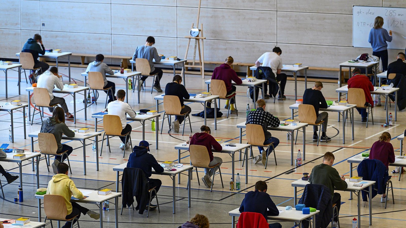 Mit Biologie startet der Prüfungsmarathon beim diesjährigen Abitur in Baden-Württemberg.Foto: dpa/Robert Michael
