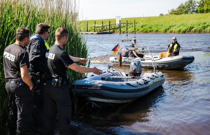 Einsatzkräfte der Polizei fahren bei der Suche nach dem vermissten Arian mit Spürhunden auf Schlauchbooten über die Oste.<span class='image-autor'>Foto: Sina Schuldt/dpa</span>