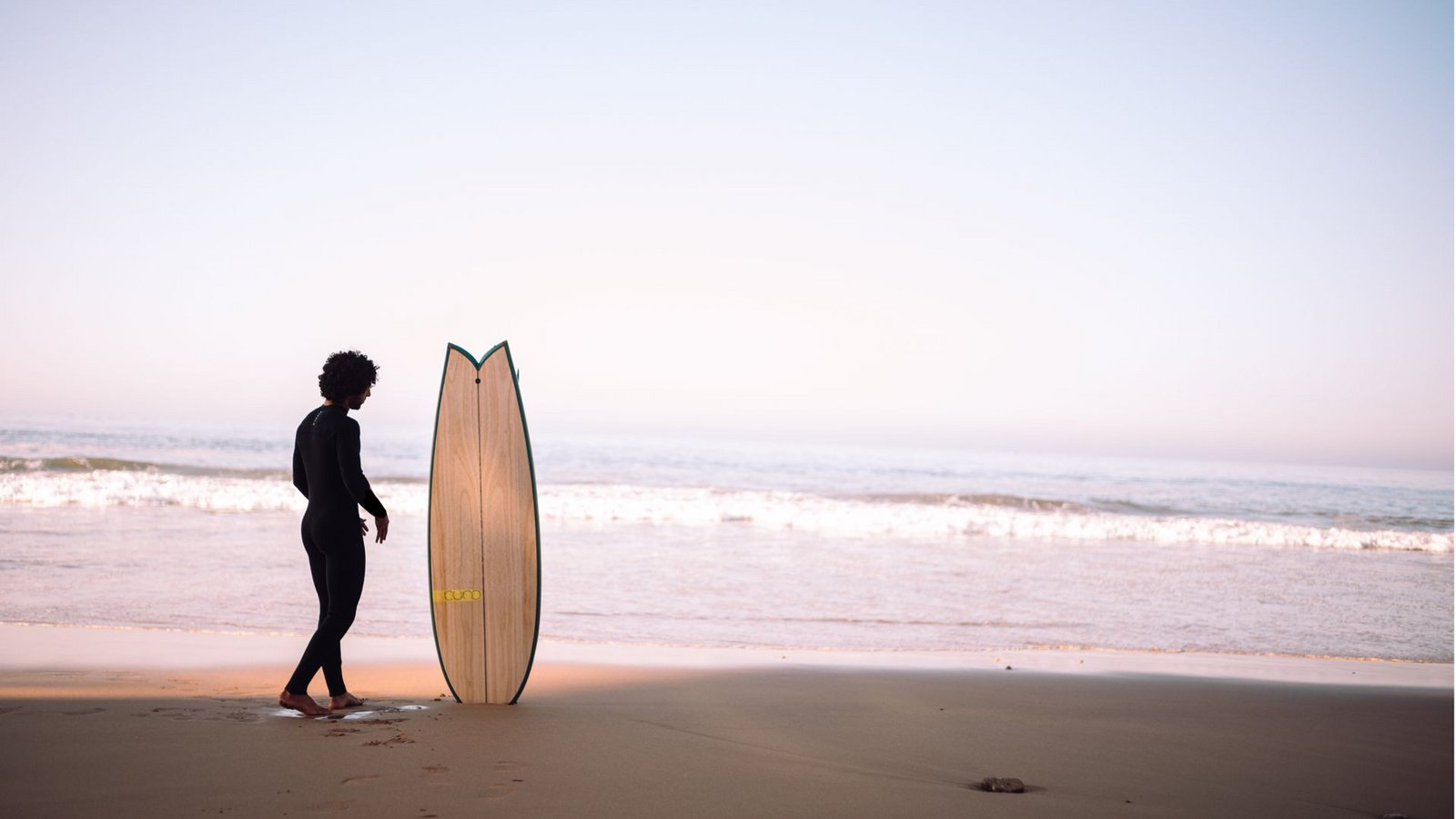 Auch an den Küsten mehrerer Länder kommen die Surfboards  zum Einsatz. Patrick Baur, einer der drei Tübinger, hat die Boards auf seinen Reisen  Surfern mit großer Reichweite in den Sozialen Medien zum Testen überlassen.Foto: Cuna/Patrick Baur
