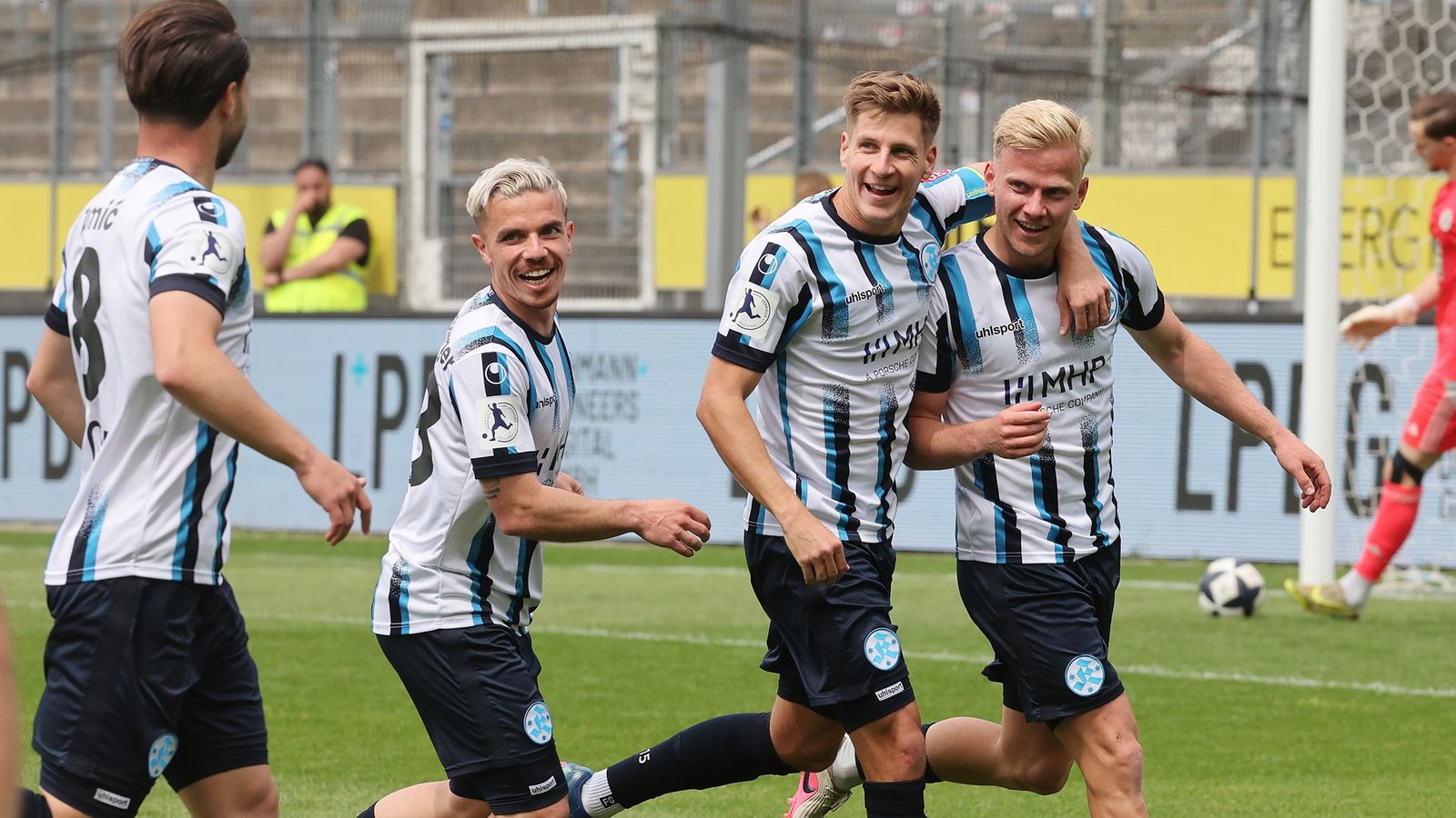 Per Lockl (ganz re.) ist  beim SSV Ulm 1846 im Gespräch – im Gegensatz zu ihm haben Nico Blank, Christian Mauersberger und David Tomic (v. re.)  über den Sommer hinaus gültige Verträge bei den Kickers.Foto: Baumann/Hansi Britsch