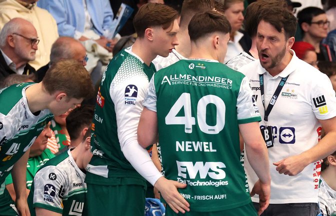 Kommunikativer Trainertyp: Ben Matschke im Gespräch mit seinen Spielmachern Elias Newel und Ole Pregler (v. li.).<span class='image-autor'>Foto: Baumann</span>