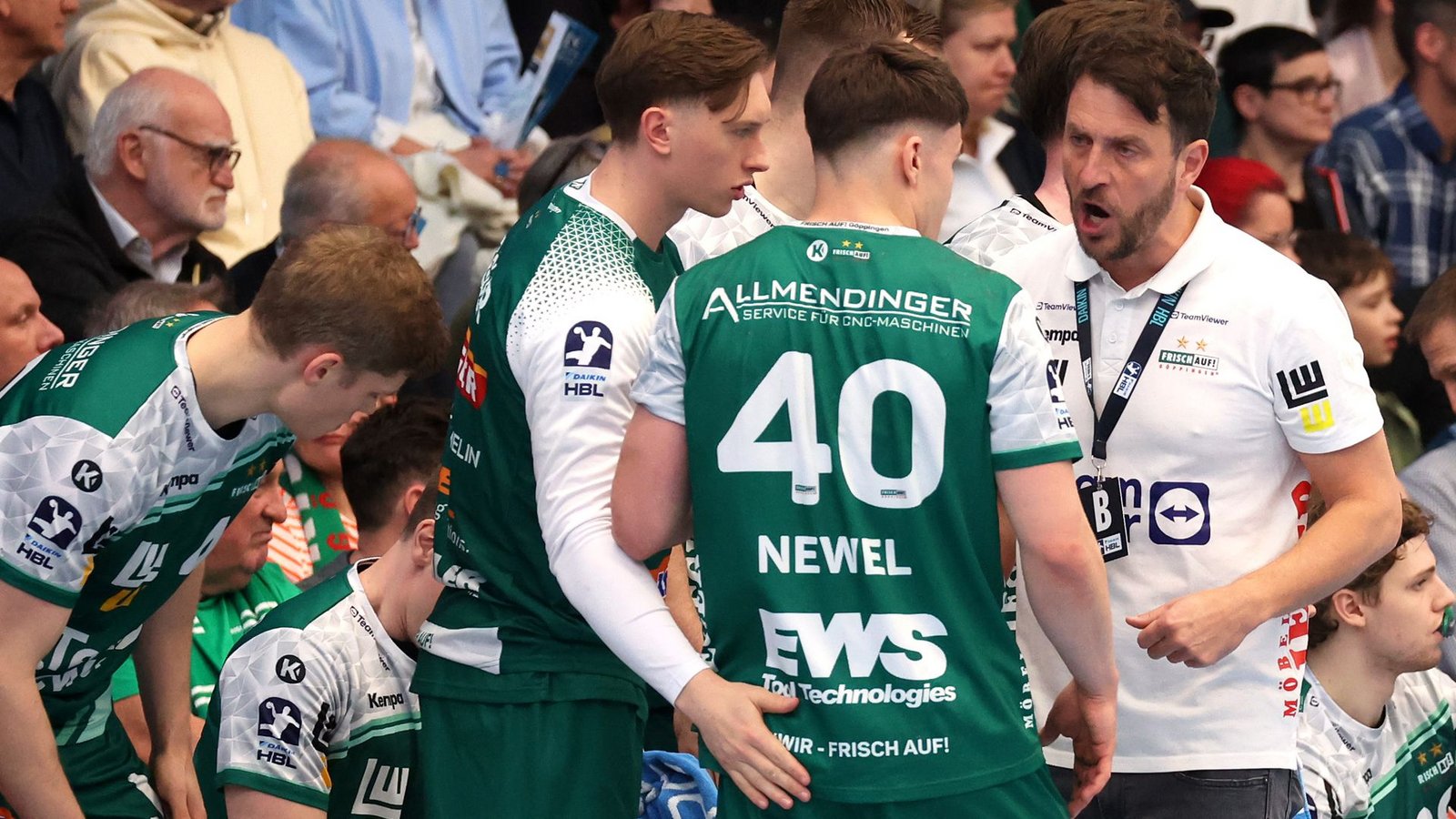 Kommunikativer Trainertyp: Ben Matschke im Gespräch mit seinen Spielmachern Elias Newel und Ole Pregler (v. li.).Foto: Baumann Kommunikativer Trainertyp: Ben Matschke im Gespräch mit seinen Spielmachern Elias Newel und Ole Pregler (v. li.).Foto: Baumann