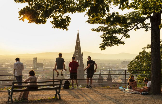 Der Schlossberg bietet einen tollen Blick über Freiburg.<span class='image-autor'>Foto: imago images/robertharding/ via www.imago-images.de</span>