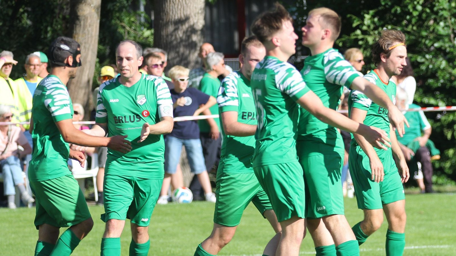 Die Kicker des SV Iptingen sind gegen Markgröningen aus dem Jubeln kaum noch herausgekommen. Fotos: Dittrich Die Kicker des SV Iptingen sind gegen Markgröningen aus dem Jubeln kaum noch herausgekommen. Fotos: Dittrich