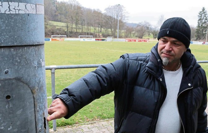 Aki Kalpakidis zeigt auf die verrosteten Stellen am Flutlichtmasten im Egelsee. Fotos: Bögel