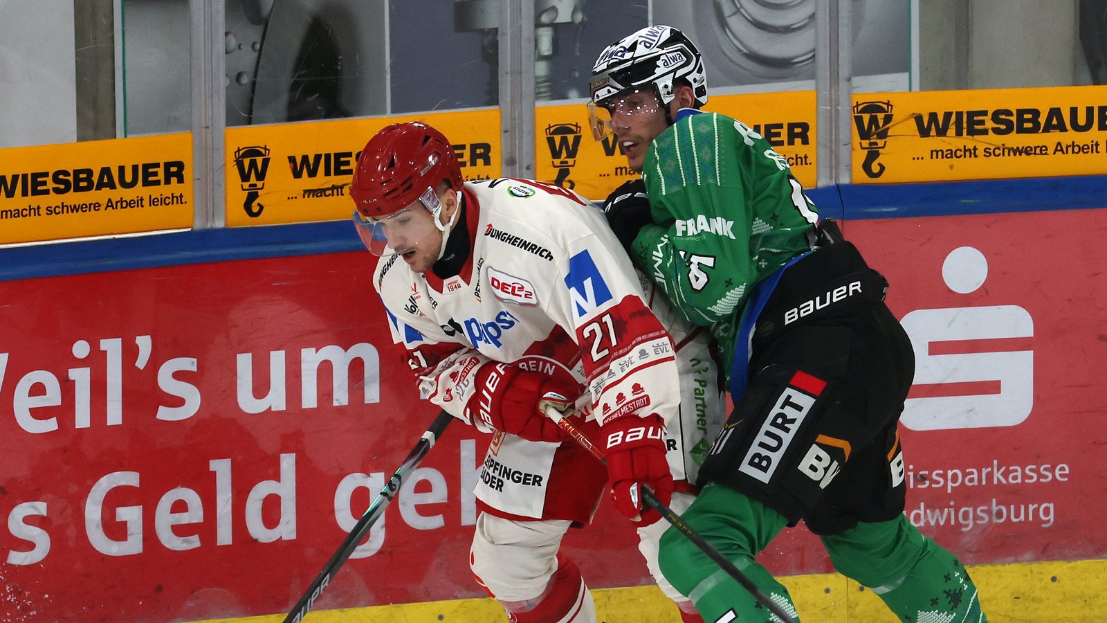 Alexander Dersch (links) aus Landshut und der Bietigheimer Filip Reisnecker liefern sich einen rassigen Zweikampf. Foto: Baumann Alexander Dersch (links) aus Landshut und der Bietigheimer Filip Reisnecker liefern sich einen rassigen Zweikampf. Foto: Baumann