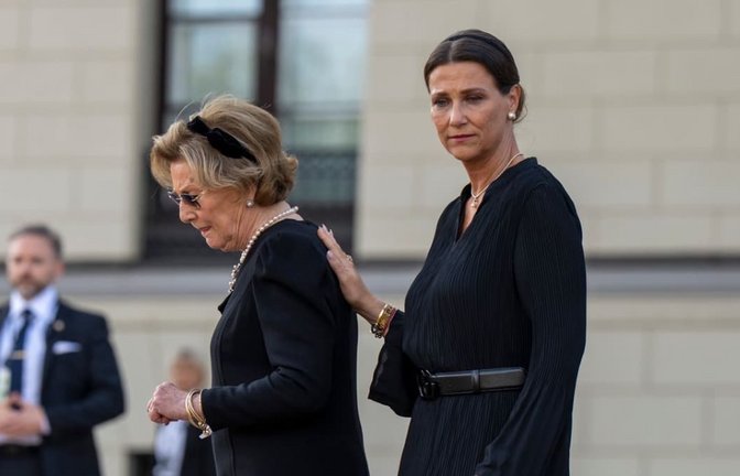 Nach dem Tod von König Harald: 31.08.2026, Norwegen, Oslo: Königin Sonja und Prinzessin Märtha Louise stehen auf dem Schlossplatz. König Harald V. ist am 28.08.2026 im Alter von 89 Jahren gestorben. Foto: Cornelius Poppe/NTB/dpa +++ dpa-Bildfunk +++<span class='image-autor'>Cornelius Poppe/NTB/dpa</span>