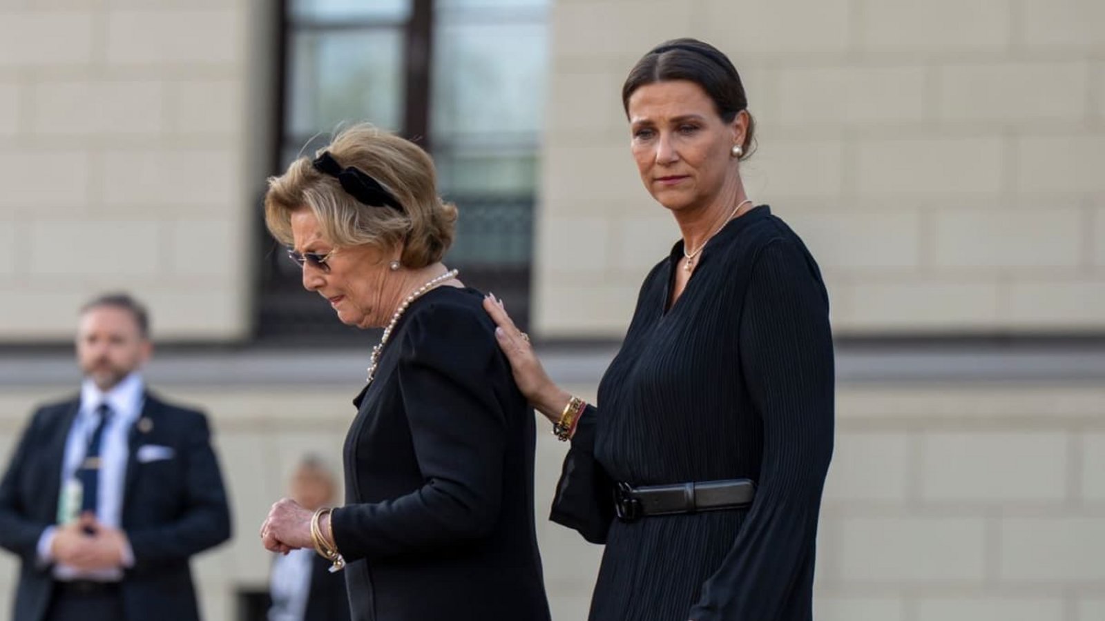 Nach dem Tod von König Harald: 31.08.2026, Norwegen, Oslo: Königin Sonja und Prinzessin Märtha Louise stehen auf dem Schlossplatz. König Harald V. ist am 28.08.2026 im Alter von 89 Jahren gestorben. Foto: Cornelius Poppe/NTB/dpa +++ dpa-Bildfunk +++Cornelius Poppe/NTB/dpa