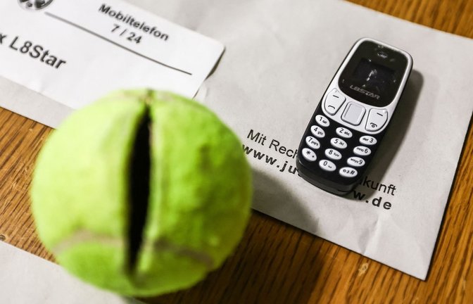 Ob per Post oder während eines Besuchs von Bekannten: Die Geräte landen auf verschiedensten Wegen bei den Gefangenen. (Symbolbild)<span class='image-autor'>Oliver Berg/dpa</span>