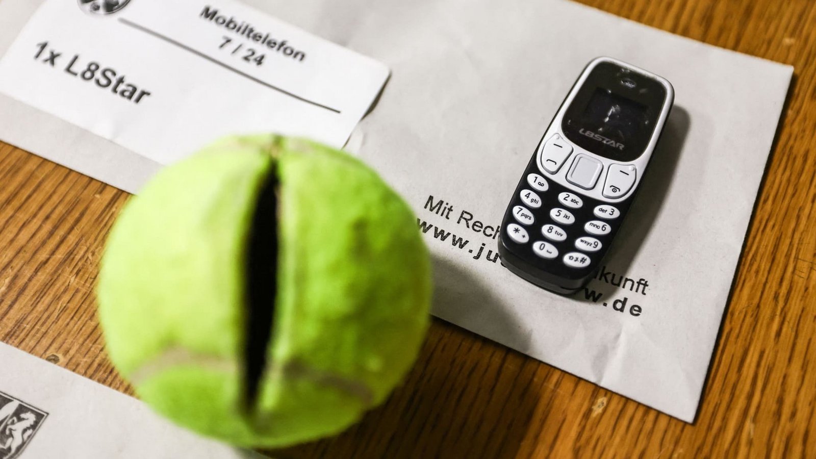 Ob per Post oder während eines Besuchs von Bekannten: Die Geräte landen auf verschiedensten Wegen bei den Gefangenen. (Symbolbild)Oliver Berg/dpa Ob per Post oder während eines Besuchs von Bekannten: Die Geräte landen auf verschiedensten Wegen bei den Gefangenen. (Symbolbild)Oliver Berg/dpa