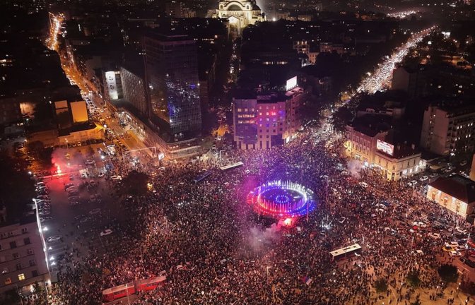 Auf dem Belgrader Slavija-Platz feierten die Menschen Vucics Wahlniederlage.<span class='image-autor'>Armin Durgut/AP/dpa</span>