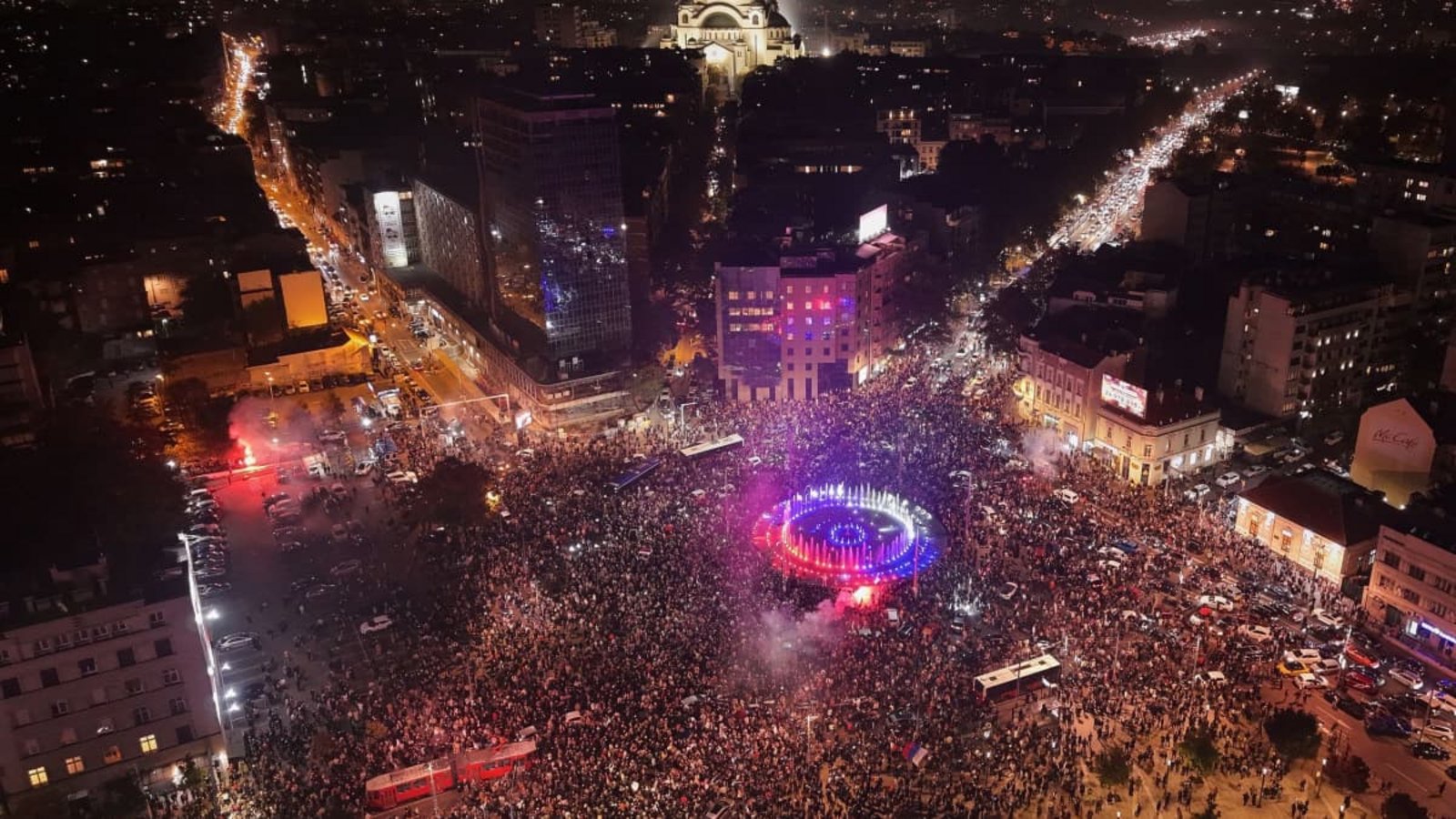 Auf dem Belgrader Slavija-Platz feierten die Menschen Vucics Wahlniederlage.Armin Durgut/AP/dpa Auf dem Belgrader Slavija-Platz feierten die Menschen Vucics Wahlniederlage.Armin Durgut/AP/dpa