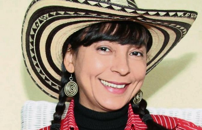 Carmen Gittinger Carbonell mag es bunt – hier mit traditionellem Hut und Beutel. Foto: Gergen