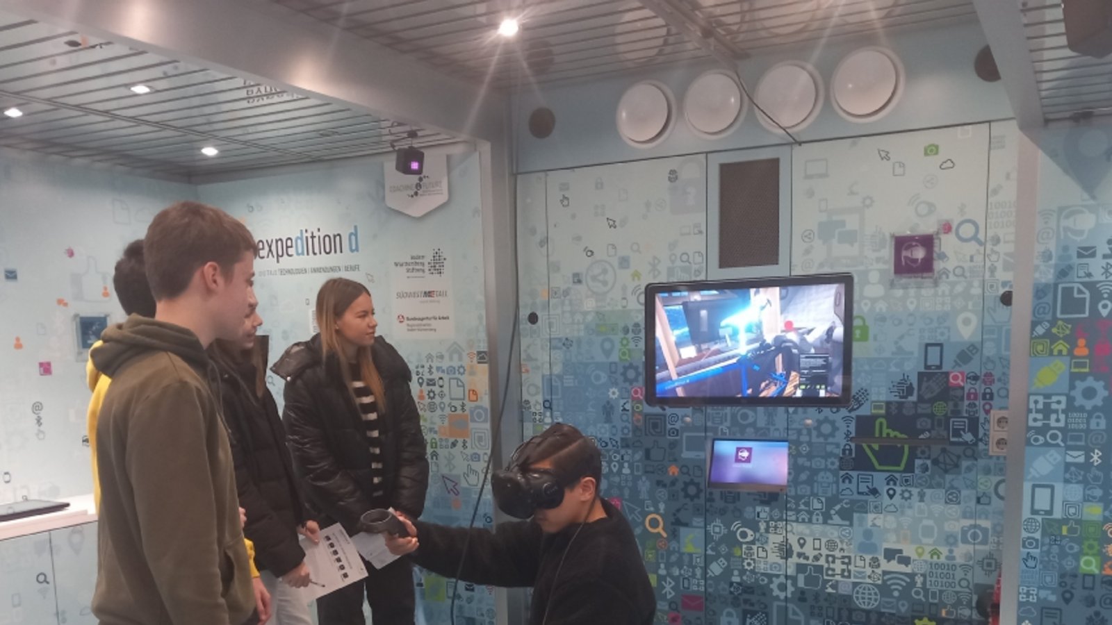 Schüler lernen die Digitalisierung kennen. mg Schüler lernen die Digitalisierung kennen. mg