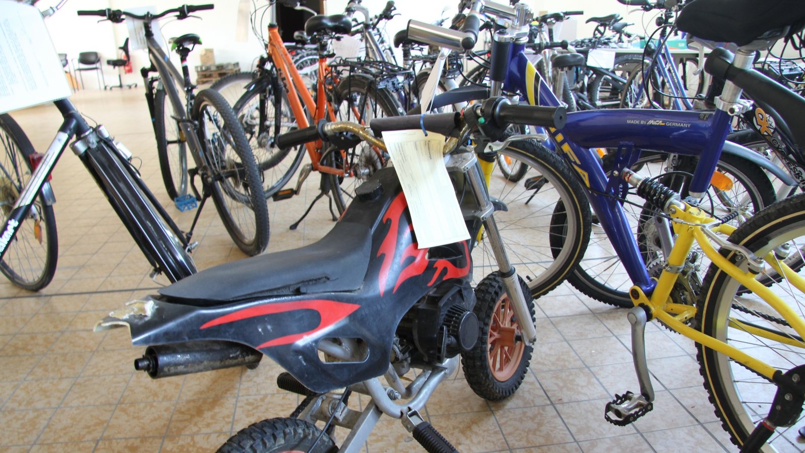Zweiräder in allen Variationen warten auf Abnehmer.  Fotos: Banholzer