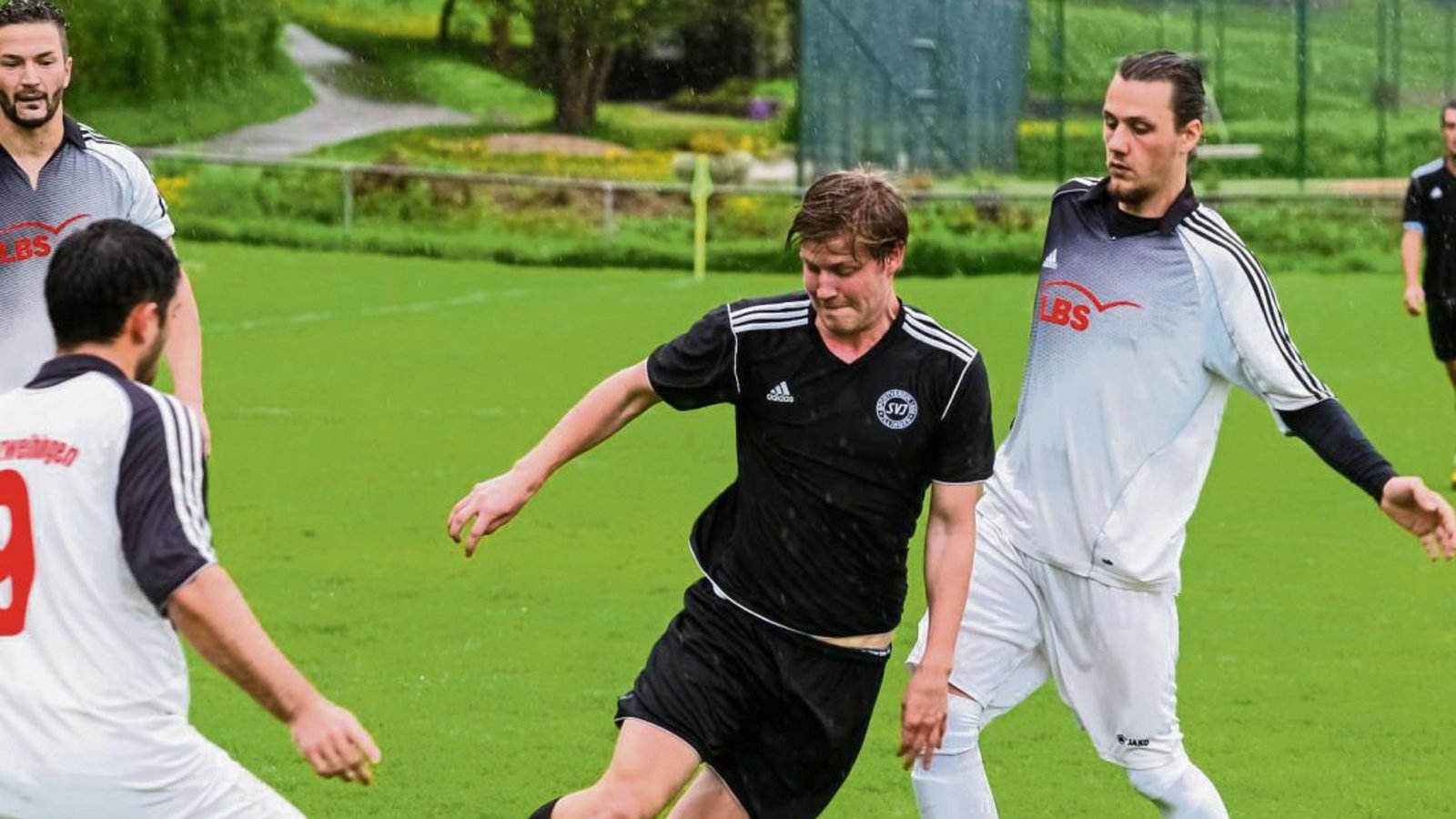Während Emre Gür (links) dem TSV Enzweihingen an Pfingstmontag fehlen wird, soll Benedikt Schump (rechts) in Bissingen auflaufen. Foto: Simecek Während Emre Gür (links) dem TSV Enzweihingen an Pfingstmontag fehlen wird, soll Benedikt Schump (rechts) in Bissingen auflaufen. Foto: Simecek