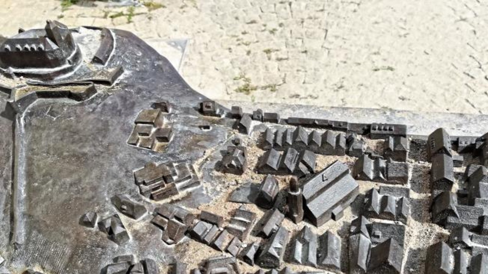 Das Vaihinger Strandleben 2021 ist schon wieder Vergangenheit. Der Sand im Stadtrelief am Rathaus ist leider kein Ersatz ...  Foto: Arning