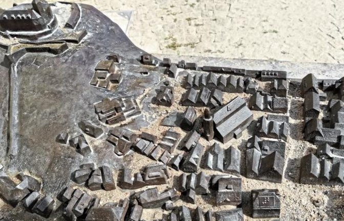 Das Vaihinger Strandleben 2021 ist schon wieder Vergangenheit. Der Sand im Stadtrelief am Rathaus ist leider kein Ersatz ...  Foto: Arning