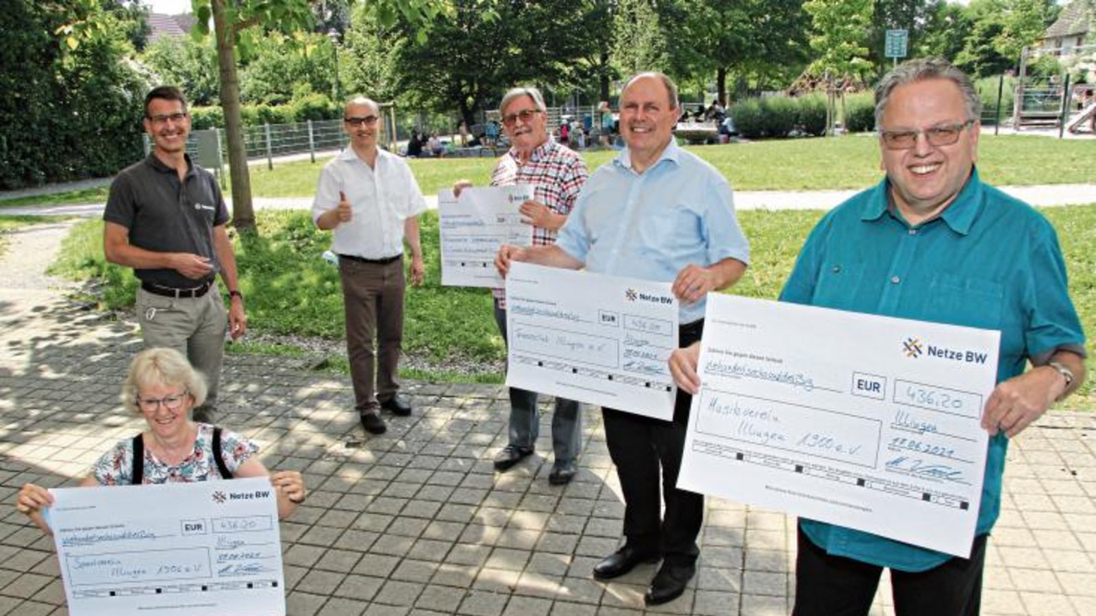 Spendenübergabe in der Talaue (von links): Doris Müllner (Sportverein Illingen), Markus Wexel (Netze BW), Bürgermeister Harald Eiberger, Rudi Golderer (Posaunenchor), Markus Dertinger (Tennisclub) und Reimund Scheytt (Musikverein Illingen). Foto: Banholzer Spendenübergabe in der Talaue (von links): Doris Müllner (Sportverein Illingen), Markus Wexel (Netze BW), Bürgermeister Harald Eiberger, Rudi Golderer (Posaunenchor), Markus Dertinger (Tennisclub) und Reimund Scheytt (Musikverein Illingen). Foto: Banholzer