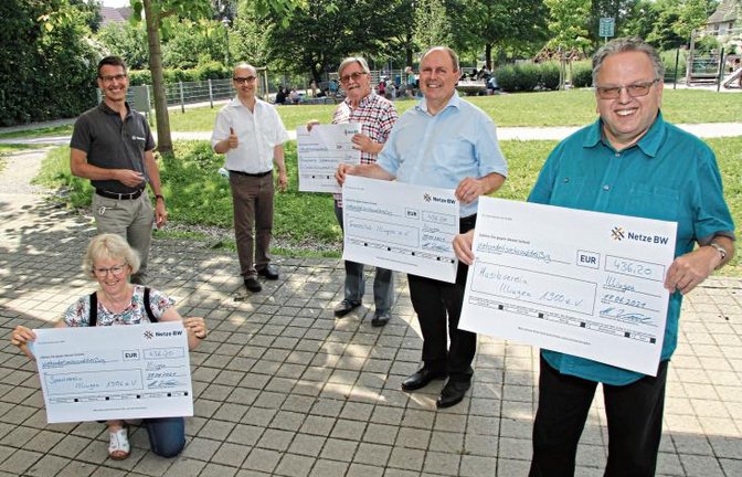 Spendenübergabe in der Talaue (von links): Doris Müllner (Sportverein Illingen), Markus Wexel (Netze BW), Bürgermeister Harald Eiberger, Rudi Golderer (Posaunenchor), Markus Dertinger (Tennisclub) und Reimund Scheytt (Musikverein Illingen).  Foto: Banholzer