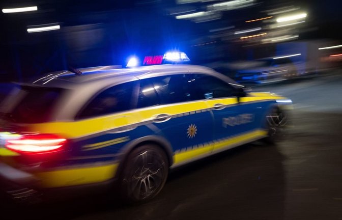 Ein Polizeifahrzeug fährt im Rahmen eines Fototermins mit Blaulicht an einem Gebäude vorbei (gestellte Szene, Langzeitblichtung mit Wischeffekt). (zu dpa: «Blutüberströmter Mann stoppt Auto nach Messerattacke»)<span class='image-autor'>Marijan Murat/dpa</span>