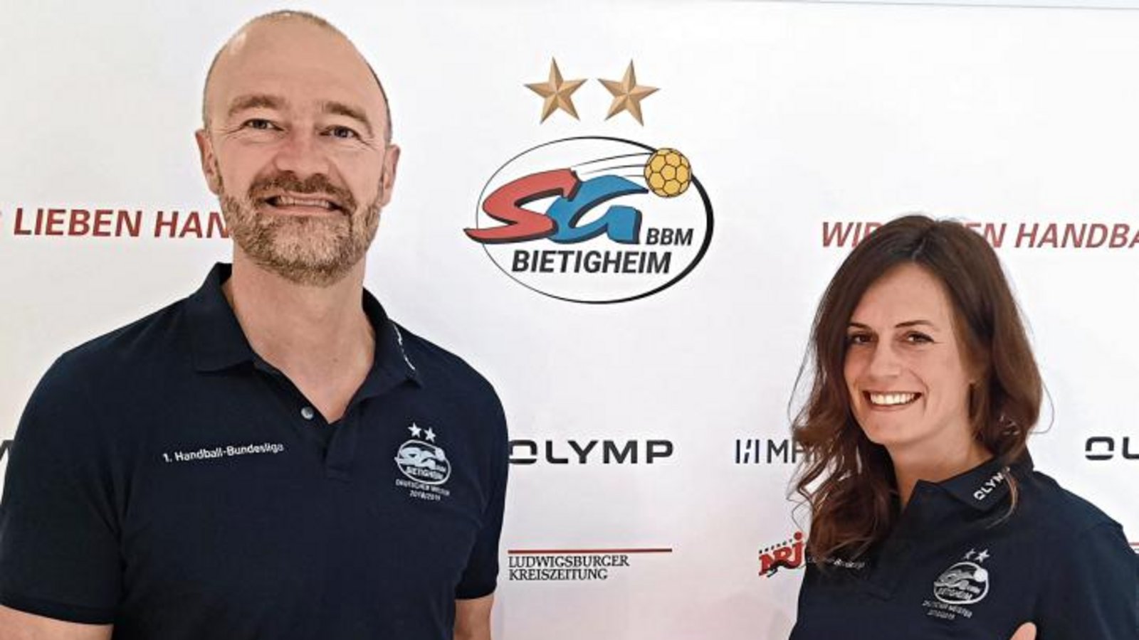 Symbolische Übergabe des Staffelstabs oder Handballs von scheidenden Geschäftsführer Thorsten Nick an seine Nachfolgerin Lena Backhaus (von links). Foto: privat