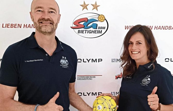 Symbolische Übergabe des Staffelstabs oder Handballs von scheidenden Geschäftsführer Thorsten Nick an seine Nachfolgerin Lena Backhaus (von links). Foto: privat