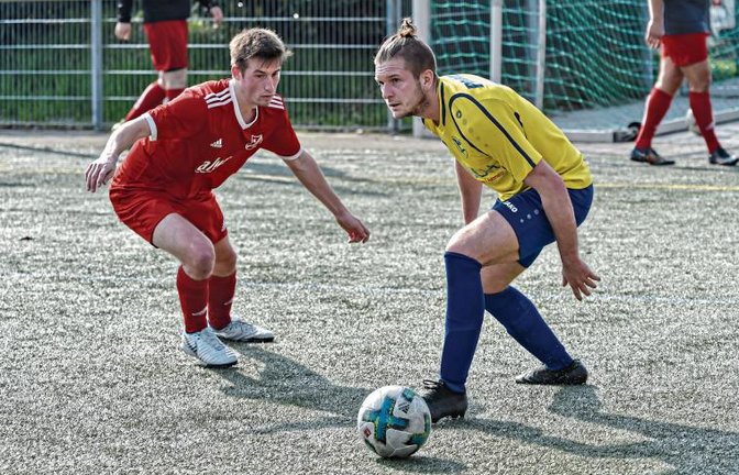 Adrian Kurz (links) lauert darauf, Lomersheims Rico Dettinger den Ball abzunehmen. Doch letztlich ließ sich die SGM Hohenhaslach/Freudental beim 0:3 alle drei Punkte abnehmen. Foto: Leitner