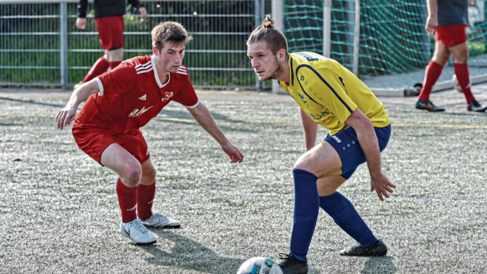 Adrian Kurz (links) lauert darauf, Lomersheims Rico Dettinger den Ball abzunehmen. Doch letztlich ließ sich die SGM Hohenhaslach/Freudental beim 0:3 alle drei Punkte abnehmen. Foto: Leitner Adrian Kurz (links) lauert darauf, Lomersheims Rico Dettinger den Ball abzunehmen. Doch letztlich ließ sich die SGM Hohenhaslach/Freudental beim 0:3 alle drei Punkte abnehmen. Foto: Leitner