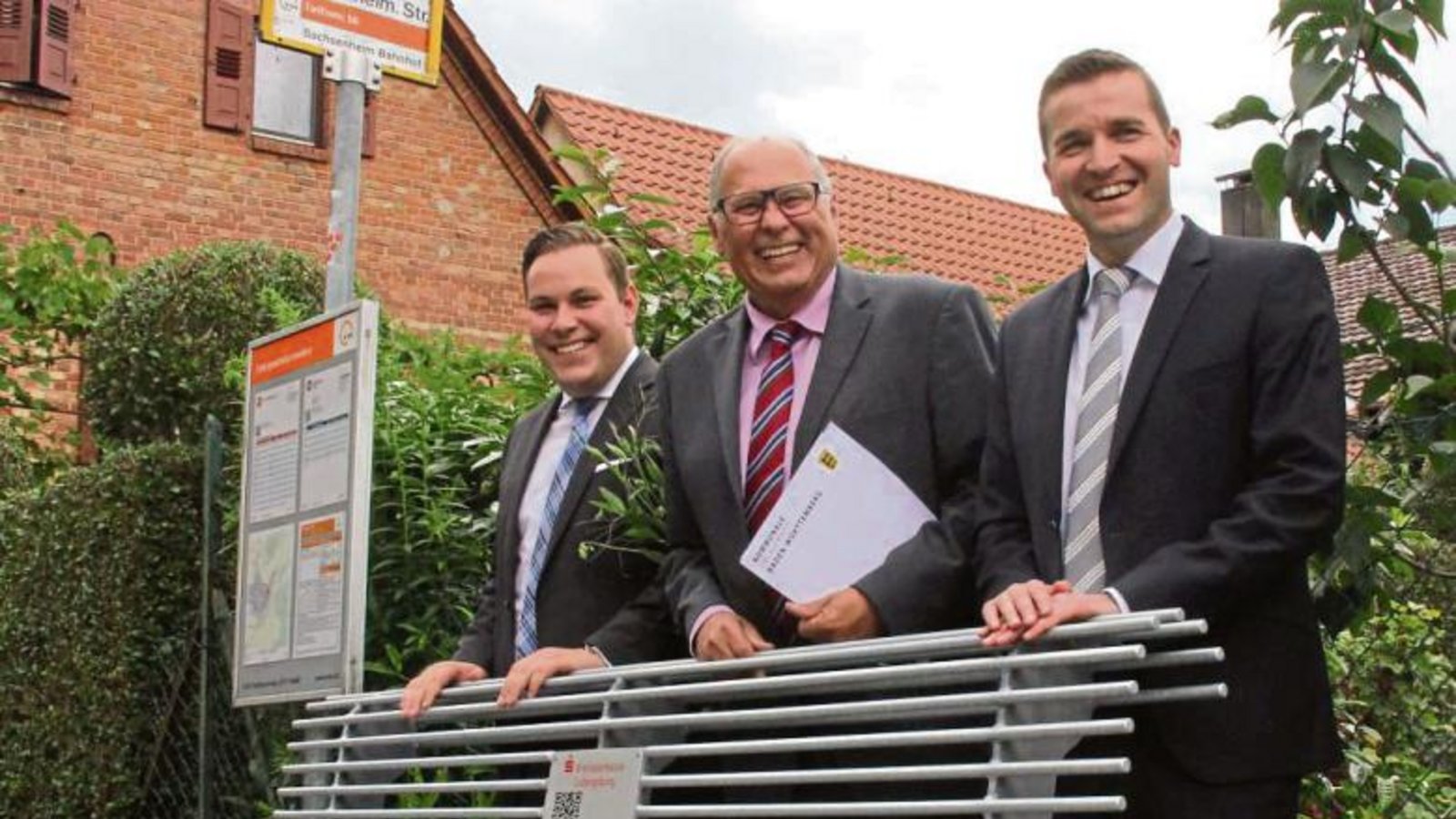 Für das Foto geht es hinter die Bank, sonst darf hier aber entspannt Platz genommen werden: KSK-Regionaldirektor Marco Beckbissinger (rechts) und Marcel Geisinger, Leiter der Filiale in Oberriexingen, mit Bürgermeister Werner Somlai bei der symbolischen Übergabe. Foto: Rostek Für das Foto geht es hinter die Bank, sonst darf hier aber entspannt Platz genommen werden: KSK-Regionaldirektor Marco Beckbissinger (rechts) und Marcel Geisinger, Leiter der Filiale in Oberriexingen, mit Bürgermeister Werner Somlai bei der symbolischen Übergabe. Foto: Rostek