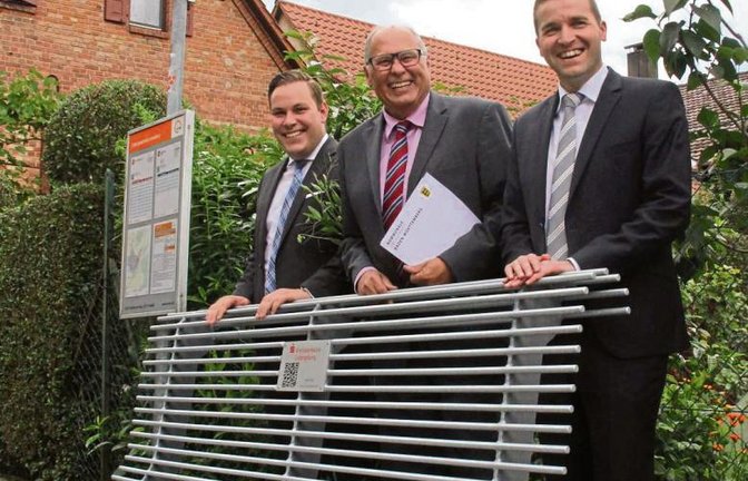 Für das Foto geht es hinter die Bank, sonst darf hier aber entspannt Platz genommen werden: KSK-Regionaldirektor Marco Beckbissinger (rechts) und Marcel Geisinger, Leiter der Filiale in Oberriexingen, mit Bürgermeister Werner Somlai bei der symbolischen Übergabe.  Foto: Rostek