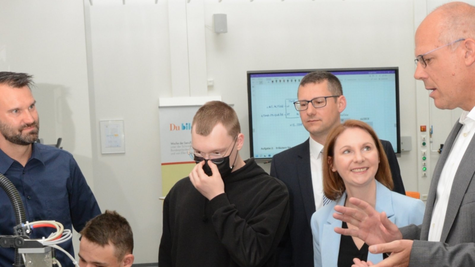 Sandra Boser ließ sich von Schulleiter Stefan Ranzinger (rechts) das Grundlagenlabor der Lernfabrik 4.0 zeigen.  Foto: p