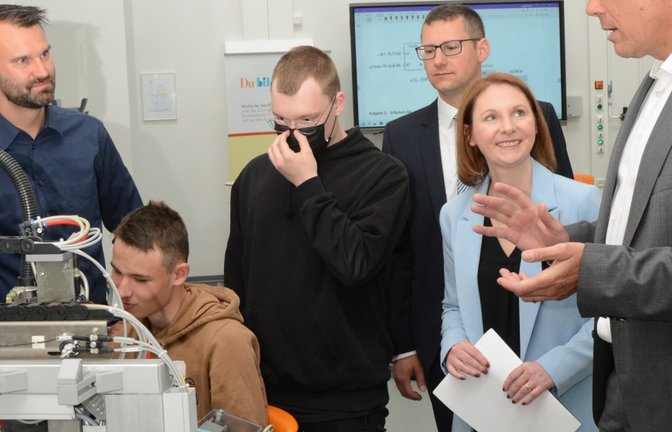 Sandra Boser ließ sich von Schulleiter Stefan Ranzinger (rechts) das Grundlagenlabor der Lernfabrik 4.0 zeigen.  <span class='image-autor'>Foto: p</span>